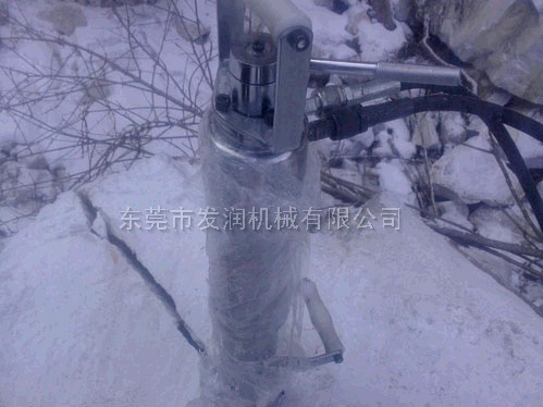 巖石開(kāi)裂現(xiàn)場(chǎng)